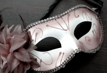 Secret Recipes - Carnival mask decorated with pink flower